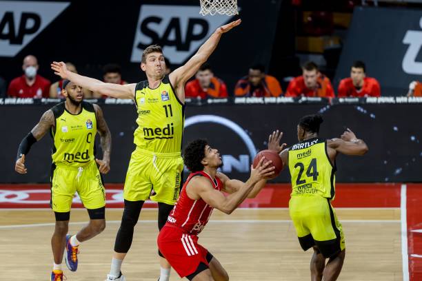 似是两位超 似是两位超